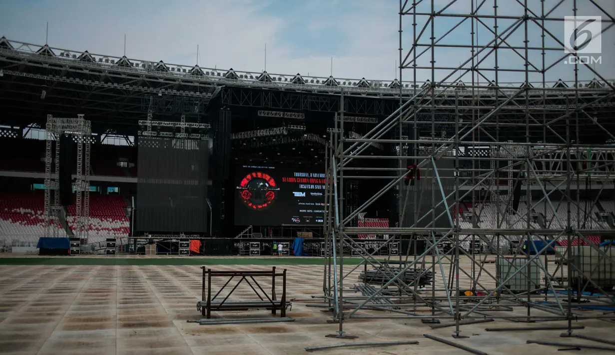 Suasana pembuatan panggung konser Guns N' Roses ‘Not In This Time Lifetime Tour’ di Stadion GBK, Jakarta, Selasa (6/11). Terlihat sudah hampir seluruh rumput di GBK ditutup dengan papan berbahan akrilik yang tersusun. (Liputan6.com/Faizal Fanani)