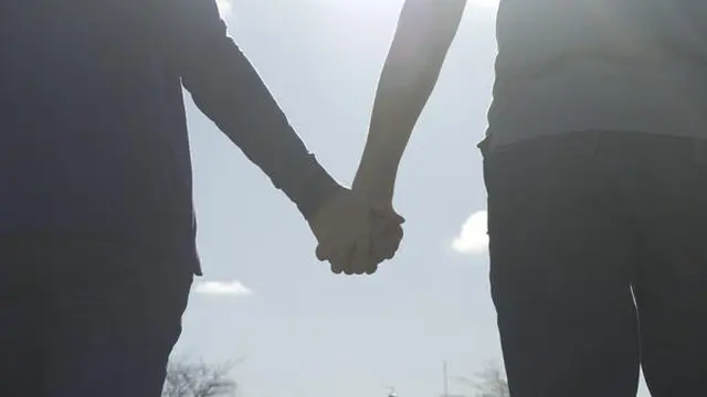 Tak Suka Digandeng di Depan Umum, Suami Ceraikan Istri