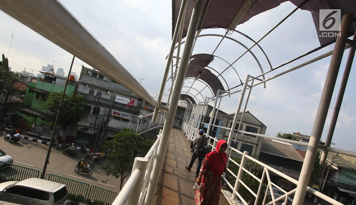 Kondisi Jembatan Penyeberangan Orang (JPO) tanpa atap dan berkarat di Petamburan, Tanah Abang, Jakarta, Selasa (24/10). Selain membahayakan keselamatan, kondisi JPO tersebut juga mengganggu kenyamanan pejalan kaki. (Liputan6.com/Immanuel Antonius)