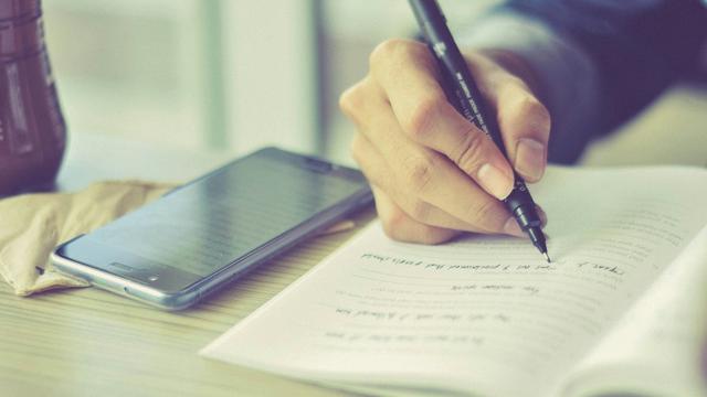 Ilustrasi mengerjakan tugas, soal, belajar