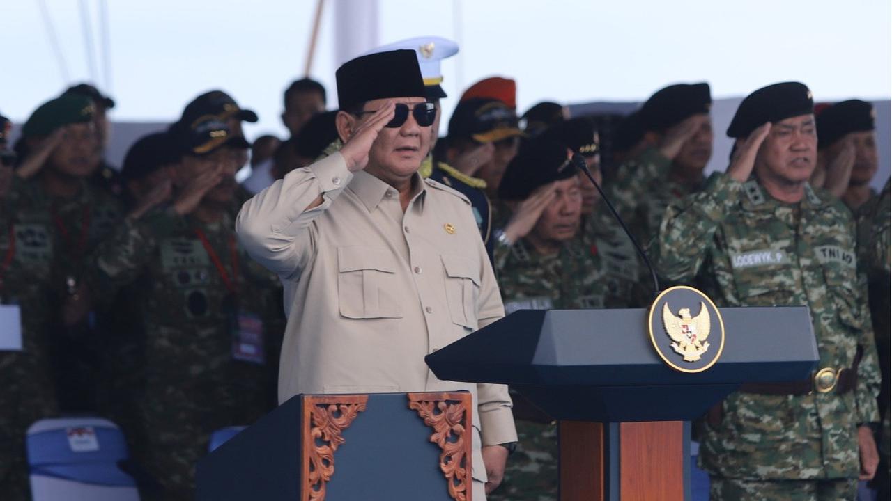 FOTO: Di Atas Kapal Perang, Presiden Prabowo Beri Penghargaan Tertinggi kepada Prajurit TNI