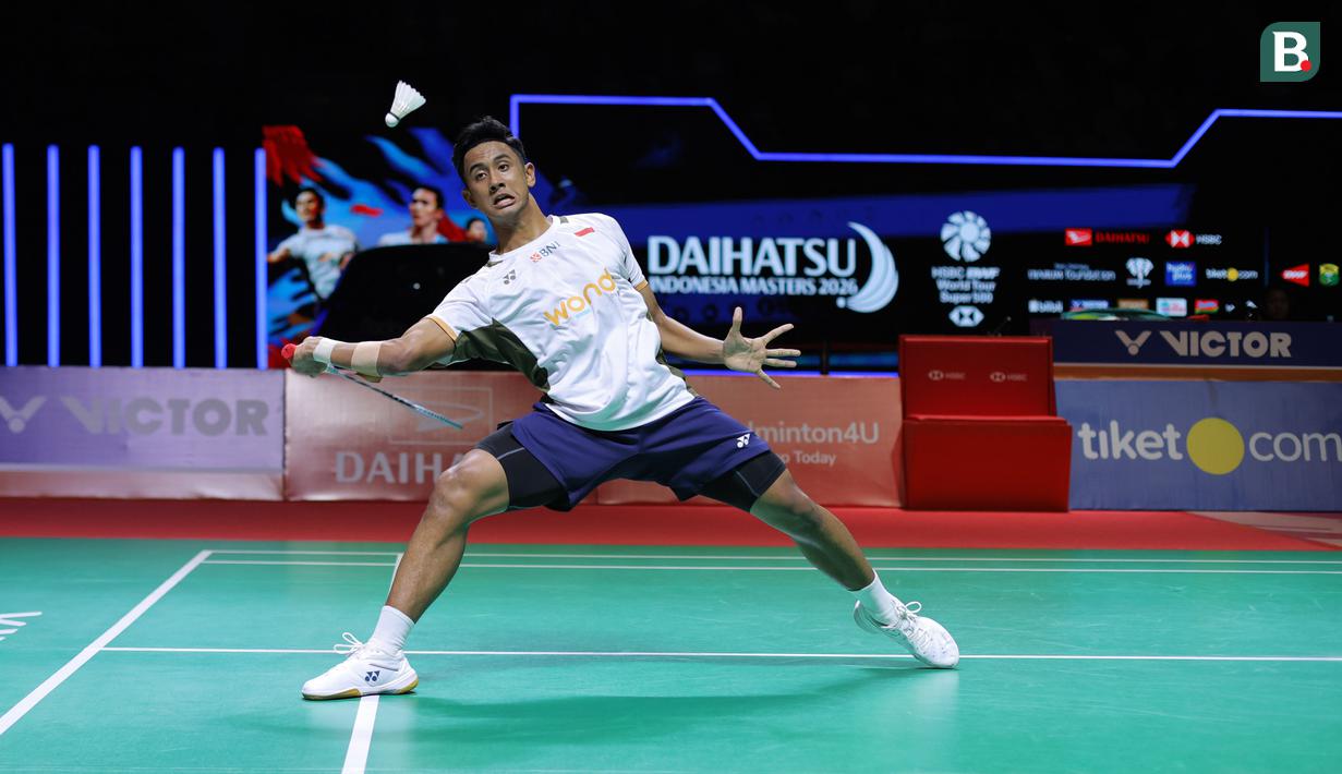 Pebulu tangkis tunggal putra Indonesia, Alwi Farhan berusaha menjangkau kok dari pukulan wakil Thailand, Panitchaphon Teeraratsakul dalam laga final Indonesia Masters 2026 di Istora, Senayan, Jakarta, Minggu (25/01/2026). (Bola.com/Bagaskara Lazuardi)