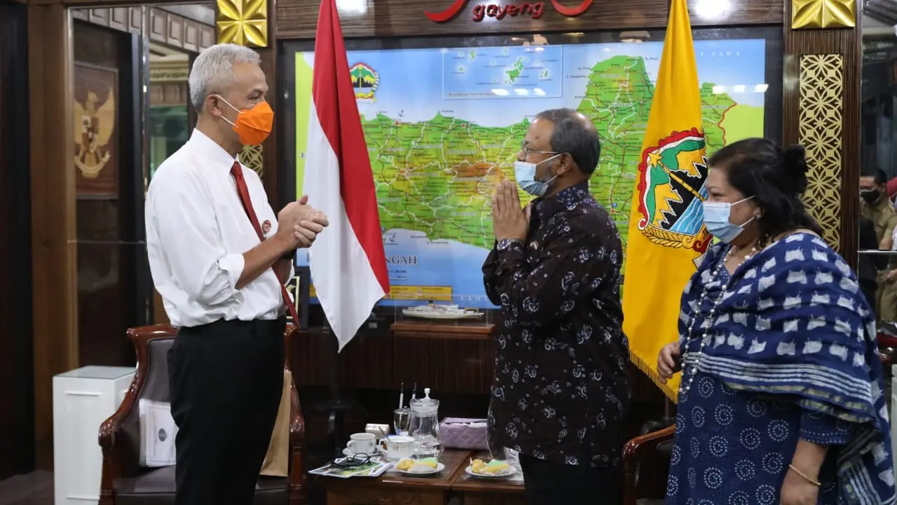Gubernur Jawa Tengah Ganjar Pranowo saat bertemu memnahas investasi dengan Dubes India untuk Indonesia Manoj Kumar. (Foto: Liputan6.com/Felek Wahyu)