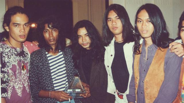 7 Potret Lawas Ahmad Dhani Bersama Teman, Kenang Masa Lalu