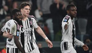 Pemain Juventus merayakan gol yang dicetak Kenan Yildiz (tengah) ke gawang Pisa dalam laga giornata 28 Serie A Liga Italia di Allianz Stadium, Minggu (8/3/2026) dini hari WIB. (Isabella BONOTTO / AFP)