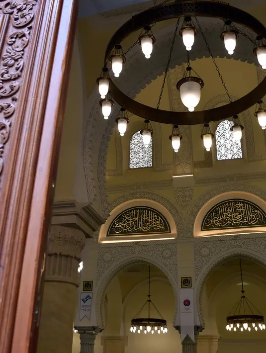 Penampakan daun pintu dan ruang dalam Masjid Ketchaoua atau Katsyawah yang berada di distrik Casbah, Aljir, Aljazair, Rabu (15/11). Masjid ini juga merupakan Situs Warisan Dunia. (AFP Photo/Ryad Kramdi)