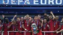 Cristiano Ronaldo (tengah) meraih gelari Trofi Piala Eropa bersama Portugal saat mengalahkan Prancis 1-0  dalam laga final di Stade de France, Minggu (10/7/2016).  (AFP/Francisco Leong)