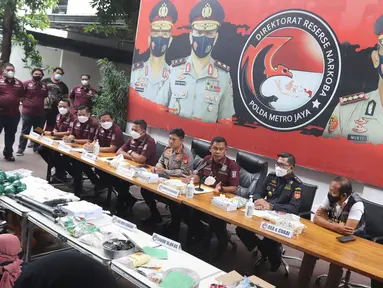 Dirnarkoba Polda Metro Jaya Kombes Mukti Juharsa (keempat kanan) memberikan keterangan terkait pengungkapan jaringan narkoba internasional di Polda Metro Jaya, Jakarta, Kamis (9/12/2021). Pengungkapan dilakukan Ditnarkoba Polda Metro Jaya bersama Ditjen Bea Cukai. (Liputan6.com/Herman Zakharia)