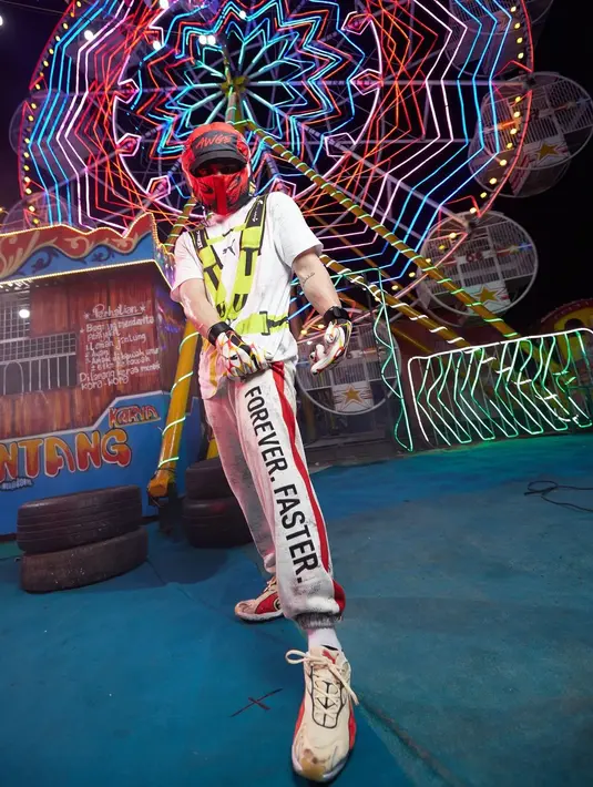 Padded Balaclava merah dan Inhale Sneakers bikin Jefri Nichol tampil bak pembalap profesional [@jefrinichol]