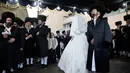 Pengantin Yahudi ultra-ortodoks Hannah Halbershtam dan Menahem Nachum putra Rabi dari Dinasti Nadvorna Hasidic menghadiri upacara pernikahan mereka di kota ultra-ortodoks Bnei Brak, Israel, Selasa (20/8/2019. (AP Photo/Oded Balilty)