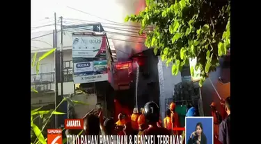 Sejumlah saksi mata menuturkan, si jago merah berawal dari bengkel mobil yang ditinggalkan pemiliknya. Bengkel itu sekaligus merangkap tempat tinggal.