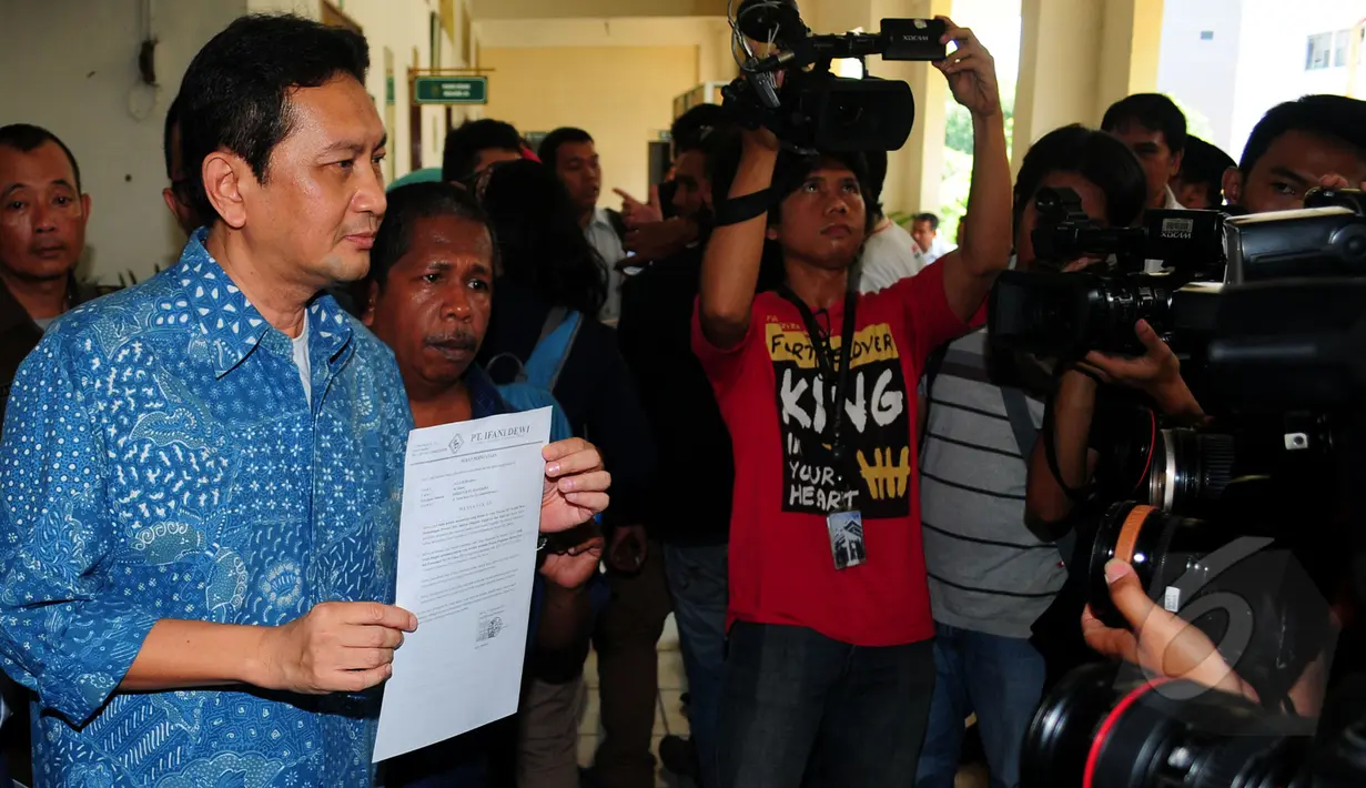 Tersangka kasus korupsi pengadaan bus TransJakarta Udar Pristono menunjukan berkas sebelum menjalani sidang praperadilan kepada wartawan di Pengadilan Negri Jakarta Pusat, Rabu (18/3/2015). (Liputan6.com/Yoppy Renato)