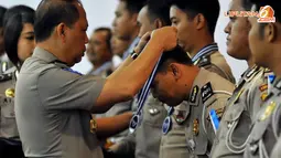 Penghargaan tersebut diberikan atas penilaian terhadap kinerja dan dedikasi yang diberikan petugas pada kesatuan Lalu Lintas (Liputan6.com/Johan Tallo).