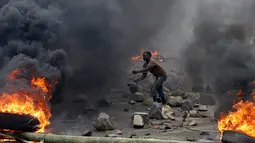 Pengunjuk rasa saat akan melemparkan batu kepada petugas polisi yang menghalangi mereka di Bujumbura, Burundi, (22/5/2015). Warga Asing yang berada di Burundi dipulangkan untuk menghindari konflik yang terjadi. (REUTERS/Goran Tomasevic)