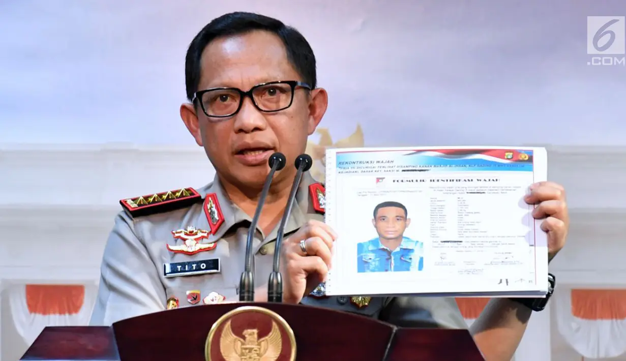 Kapolri Jenderal Tito Karnavian menunjukkan sketsa tersangka kasus penyerangan Novel Baswedan usai pertemuan tertutup dengan Presiden Jokowi di Istana, Jakarta, Senin (31/7). Tim gabungan akan bergerak mengumpulkan fakta. (Laily Rachev/Biro Pers Setpres)