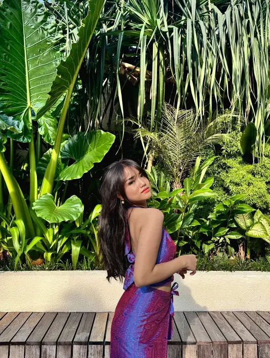 Ia tampil cantik memamerkan body goalsnya dengan outfit tanpa lengan ini. [Foto: Instagram/fuji_an]