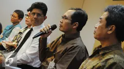 Alexander Marwata memberikan penjelasan kepada wartawan terkait isue terkini yang sedang ditangani KPK, Jakarta, Selasa (15/11). KPK membantah anggapan publik tentang kinerjanya menurun karena hanya mengurus kasus kelas teri. (Liputan6.com/Helmi Affandi)