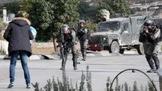 Pasukan keamanan Israel bersiap menembak pria Palestina setelah dia menikam seorang tentara di kota al-Bireh, Tepi Barat yang diduduki Israel (15/12). Pria tersebut membawa pisau dan diduga memegangi benda diduga bom. (AFP Photo/Oren Ziv)