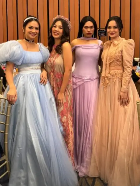 Ririn Ekawati bersama sang adik Rini Yulianti juga turut hadir mengenakan dress princess yang tak kalah memesona. Ririn Ekawati tampil dengan dress lengan panjang bernuansa oranye kecokelatan, aksen leher tinggi berpita yang membuat penampilannya semakin manis, sedangkan Rini tampil dengan dress princess berwarna biru muda, lengan pendek balon dan choker menjadi pemanis penampilannya. [Foto: Instagram/ririnekawati]