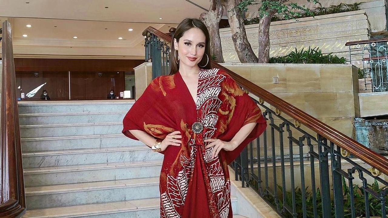 Potret Cinta Laura Pakai Produk Desainer Lokal