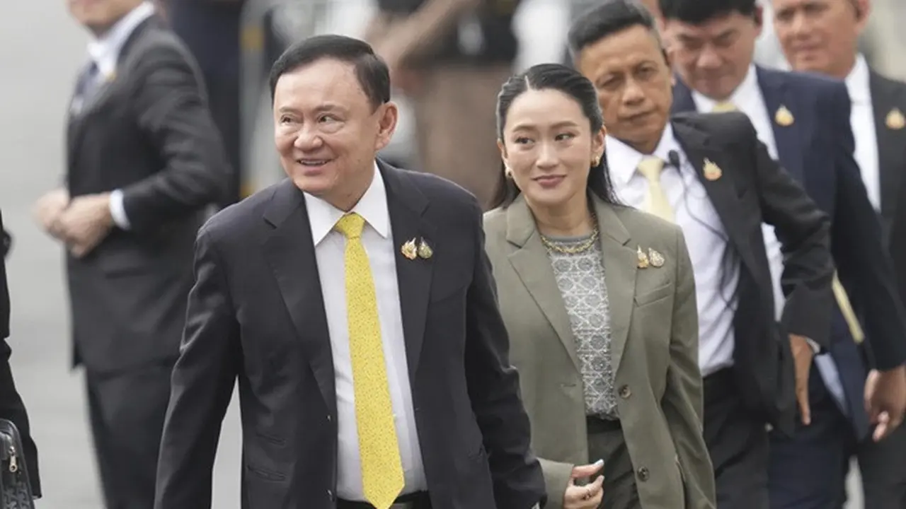 Mantan Perdana Menteri Thailand Thaksin Shinawatra (kiri) dan putrinya yang juga mantan perdana menteri, Paetongtarn Shinawatra (kanan), tiba di Mahkamah Agung di Bangkok, Thailand, Selasa (9/9/2025).