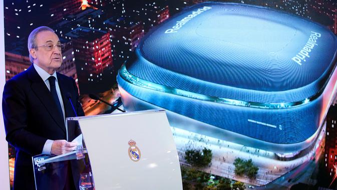 Presiden Real Madrid Florentino Perez berbicara selama presentasi proyek untuk memodernisasi Stadion Santiago Bernabeu di Stadion Santiago Bernabeu, Madrid, Spanyol, Selasa (2/4). Renovasi Stadion Santiago Bernabeu akan memakan waktu empat tahun. (REUTERS/Juan Medina)