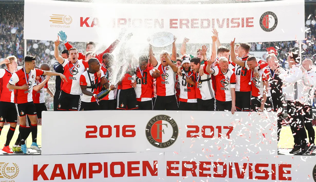 Para pemain Feyenoord melakukan selebrasi usai memastikan diri sebagai jawara Liga Belanda 2016-2017 di Stadion De Kuip, Rotterdam, Minggu (14/5/2017).  Feyenoord menang 3-1. (EPA/Robin Van Lonkhuijsen)