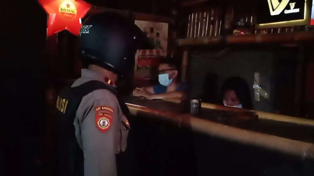 Tim Turjawali Sat Sabhara Polres Sikka, temui pengelolah diskotik dan memberikan himbauan humanis penerapan protokol kesehatan. (Liputan6.com/Dionisius Wilibardus)