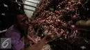 Pekerja mengeringkan bawang merah di Gudang Bulog, Jakarta, Senin (16/5). Sebanyak 23.000 ton bawang merah disiapkan Kementerian Pertanian menjelang bulan puasa dan lebaran. (Liputan6.com/Faizal Fanani)