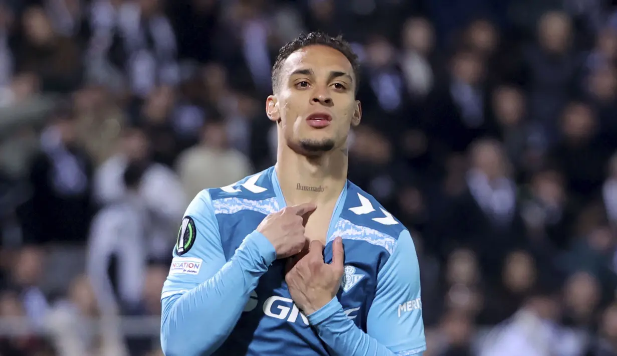 Pemain Real Betis, Antony merayakan golnya ke gawang Vitoria Guimaraes dalam laga leg 2 babak 16 besar Conference League yang berlangsung di D Afonso Henriques Stadium, Portugal, Jumat (14/03/2025) dini hari WIB. (AP Photo/Luis Vieira)