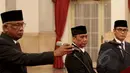 Tiga Plt pimpinan KPK, Taufiqurahman Ruki (kiri), Indriyanto Seno Aji (tengah) dan Johan Budi mengikuti gladi bersih pelantikan di Istana Merdeka, Jakarta, Jumat (20/2/2015). (Liputan6.com/Faizal Fanani)