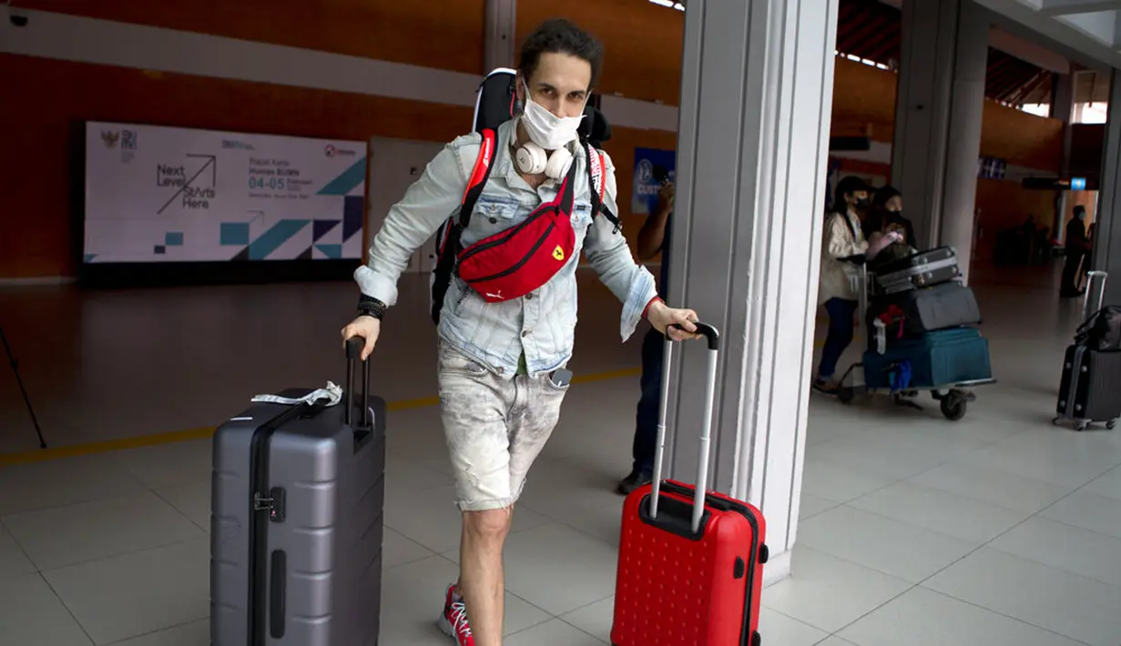 <p>Seorang turis Rusia tiba di Bandara Internasional Bali, Jumat (4/2/2022). Bali kembali dibuka untuk pelancong asing dari semua negara setelah penerbangan internasional dilanjutkan untuk pertama kalinya dalam dua tahun, tapi pengunjung tetap wajib karantina. (AP Photo/Firdia Lisnawati)</p>