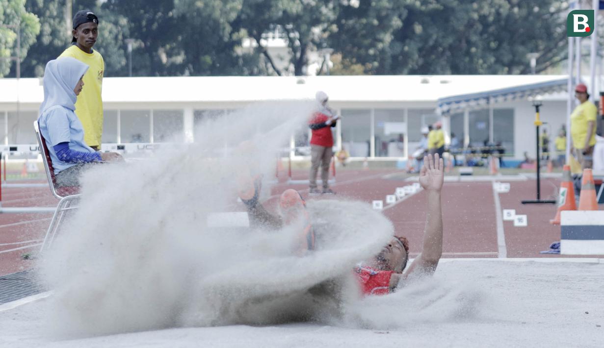 Atlet lompat jauh DKI Jakarta, Noval, melakukan lompatan saat kejurnas atletik di Stadion Madya, Senayan, Jakarta, Rabu (9/5/2018). Noval berhasil menjadi juara dengan loncatan sejauh 7,14 Meter. (Bola.com/M Iqbal Ichsan)