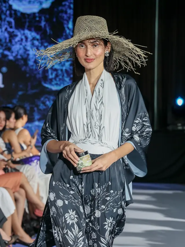 Setiap model membawa produk terbaru Natasha Skincare yakni Idebenon VC Essence dan Almond Milk Butter dengan kemasan istimewa yang dirancang oleh Purana