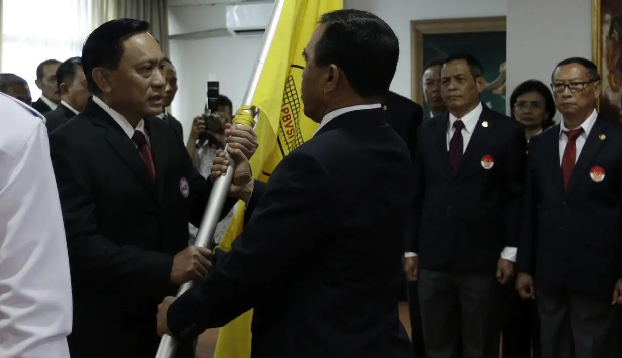 Ketua Umum Pengurus Pusat PBVSI, Imam Sudjarwo, menerima bendera saat pengukuhan dan pelantikan di Gedung KONI, Jakarta, Kamis (28/2). Imam Sudjarwo terpilih kembali sebagai ketua untuk periode 2018-2022. (Bola.com/Yoppy Renato)