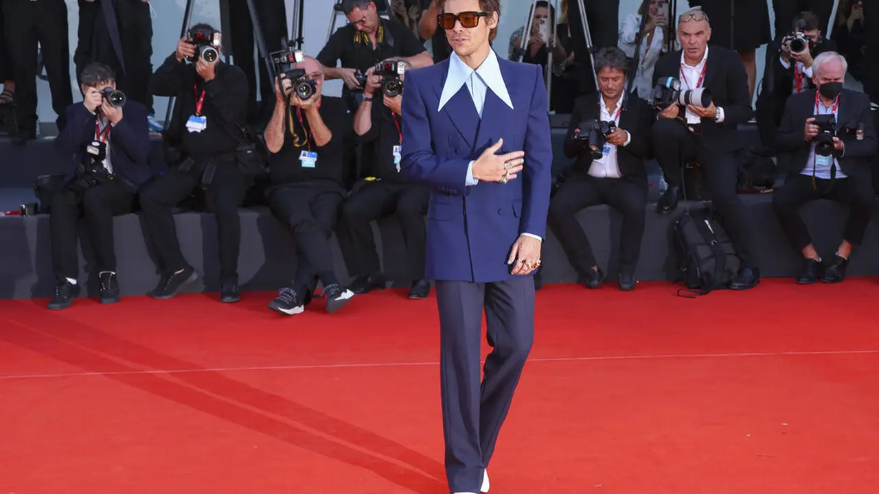 Harry Styles dalam premier Don't Worry Darling di Festival Film Venesia 2022. (Foto:  Joel C Ryan/Invision/AP)