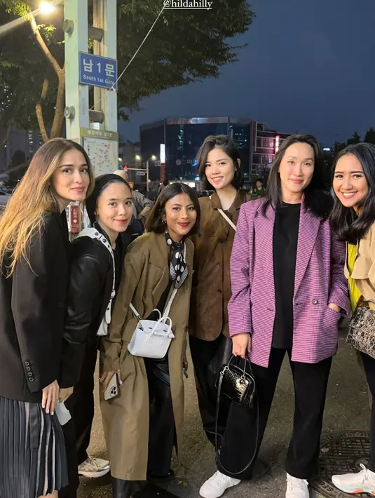 Outfit santai feminin ini ditutup dengan sneakers putih dan sling bag hitam [@yaswildblood]