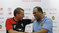 Pelatih Liverpool Brendan Rogers berjabat tangan dengan pelatih tim Malaysia XI Dollah Saleh saat jumpa pers di Kuala Lumpur, Malaysia, Rabu  (22/7/ 2015). Liverpool akan bertanding melawan tim Malaysia XI pada 24 Juli.(REUTERS/Olivia Harris)