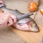 Tips membersihkan sisik ikan./Copyright shutterstock.com