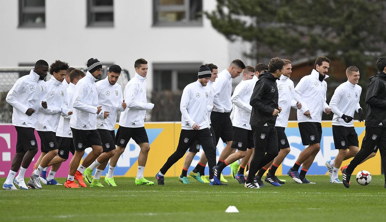 Para pemain timnas Jerman saat melakukan sesi pemanasan pada sesi latihan di Kamen, Jerman (21/03/2017). Jerman akan melawan Inggris pada laga persahabatan di Iduna Park Stadium. (EPA/Friedemann Vogel)