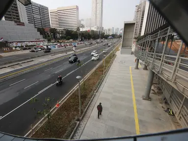 Kendaraan melintas di kawasan Sudirman, Jakarta, Sabtu (11/8). Menjelang Asian Games 2018, pedestrian di kawasan Sudirman sudah dapat dinikmati masyarakat. (Liputan6.com/Herman Zakharia)