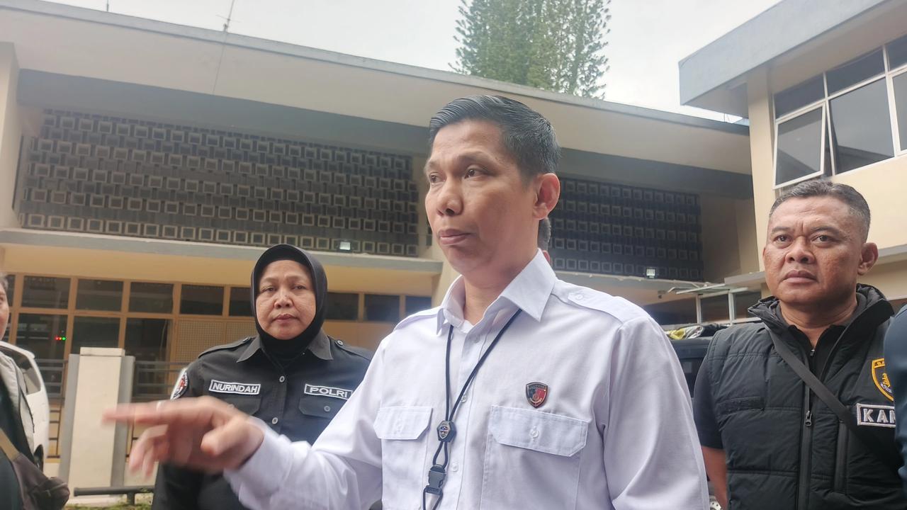Kasatreskrim Polrestabes Bandung, Kompol Anton, saat diwawancarai wartawan