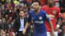 Pelatih Chelsea, Frank Lampard menyaksikan pemainnya bertanding melawan Manchester United pada pertandingan perdana Liga Inggris di Old Trafford  (11/8/2019). MU menang telak 4-0 sekaligus menjadi mimpi buruk bagi debut Frank Lampard bersama Chelsea. (AFP Photo/Oli Scarff)
