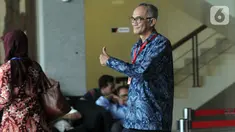 Sekretaris Jenderal Kementerian Perdagangan Oke Nurwa mengacungkan jempol saat tiba di Gedung KPK, Jakarta, Jumat (25/10/2019). Oke Nurwa memenuhi panggilan setelah mangkir empat kali untuk diperiksa sebagai saksi untuk tersangka mantan anggota DPR I Nyoman Dhamantra. (merdeka.com/Dwi Narwoko)