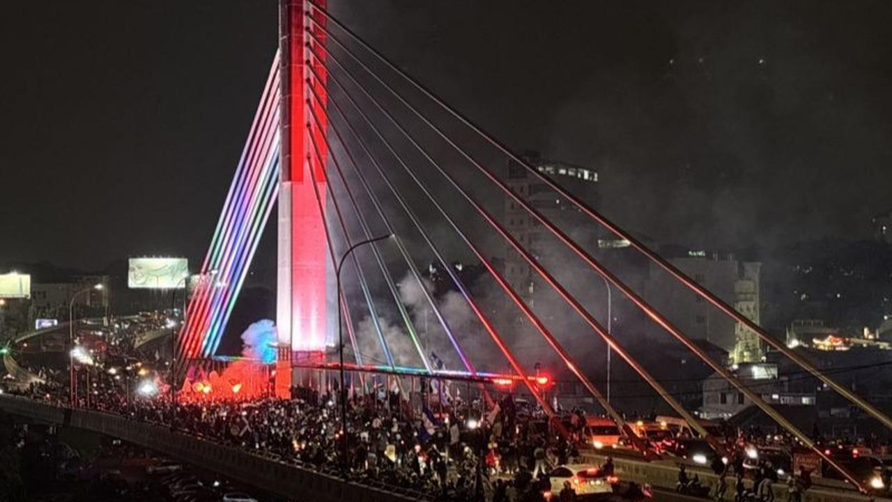 Ribuan Bobotoh Padati Flyover Pasupati Rayakan Kemenangan Persib Juara Liga 1