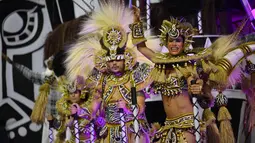 Penampilan penari dari sekolah samba Mocidade Alegre saat mengikuti parade karnaval di Sambadrome di Sao Paulo, Brasil (25/2). (AFP/Nelson Almeida)