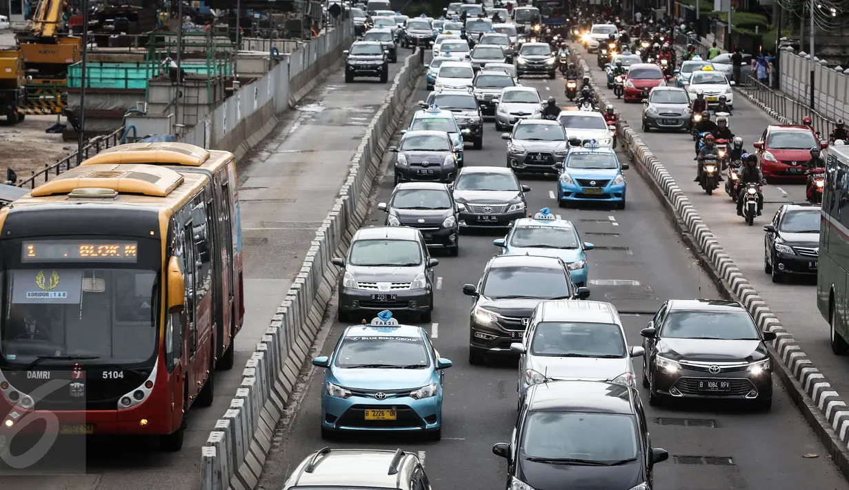 Bus TransJakarta melintas di kawasan Sudirman, Jakarta, Selasa (5/4). Dalam rangka uji coba penghapusan three in one, Kepala Dinas Perhubungan dan Transportasi Andri Yansyah mengatakan sudah menyiapkan bus tambahan gratis. (Liputan6.com/Faizal Fanani)