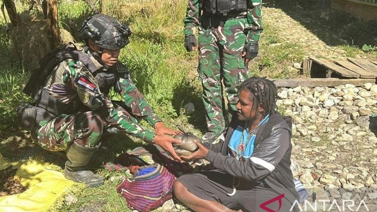 Satgas Yonif 511/DY Bagikan Bapok ke Warga Numbukawi Lanny Jaya, Wujud Kepedulian TNI