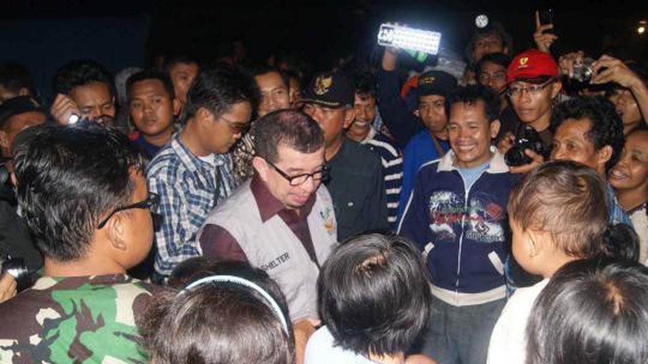 Mensos Salim Segaf berdongeng di pengungsian korban banjir