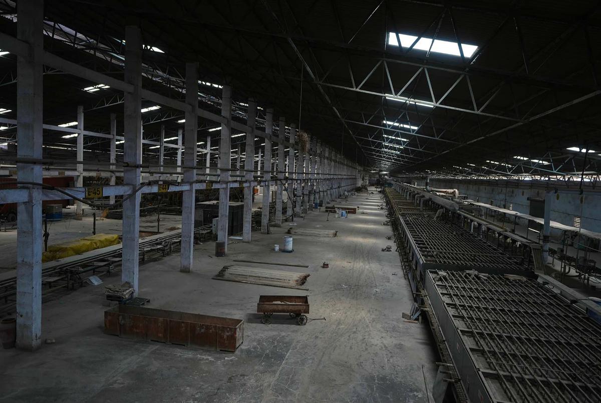 FOTO: Industri Ubin Keramik Terhenti Akibat Krisis Energi